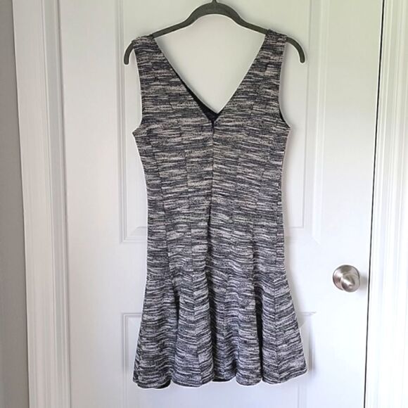 Banana Republic Black and Cream Fit and Flare Tweed Sleeveless Dress - Size 4 - Picture 4 of 16